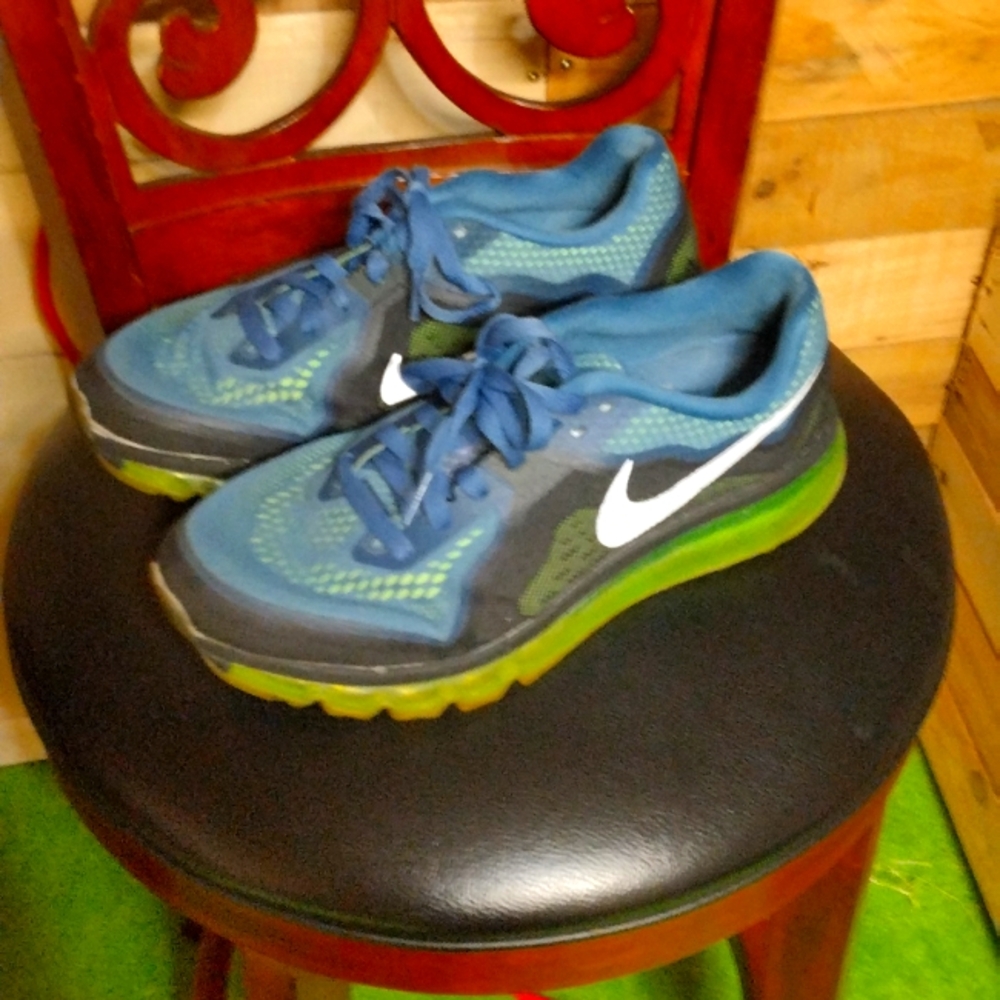Men's 8.5 Nike sneakers in blue 💙 and neon 💚 green